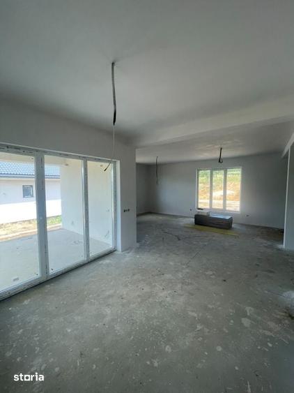 Casă cu 5 camere cu Teren 530 Mp în Groși