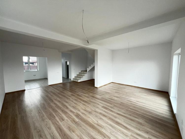Duplex cu 4 camere cu Canalizare în Sânpetru