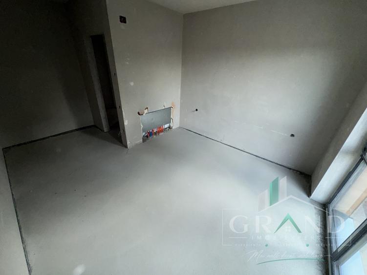 Apartament cu 4 camere semidecomandat în Andrei Mureșanu