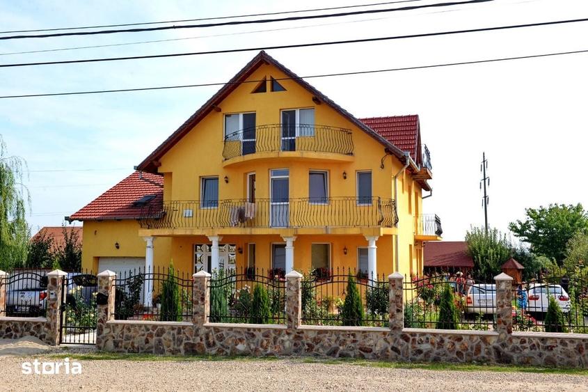 Casă cu 8 camere cu Teren 1200 Mp în Sânmartin