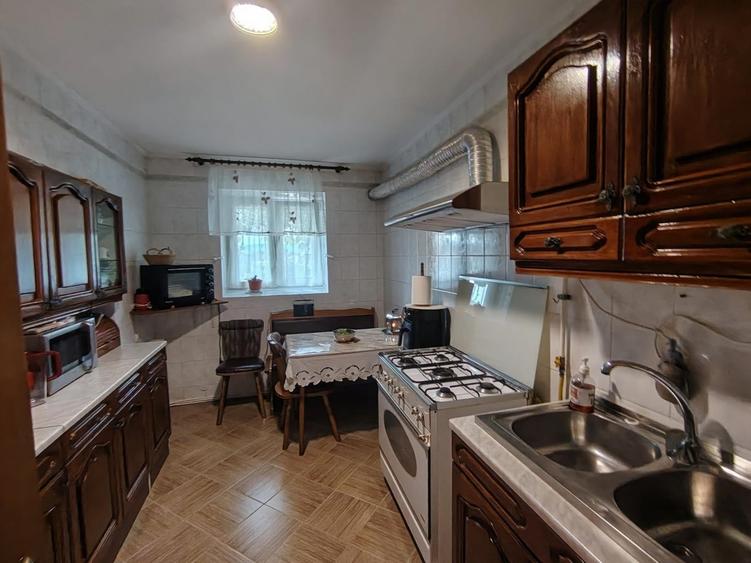 Apartament cu 5 camere decomandat, mobilat în Central