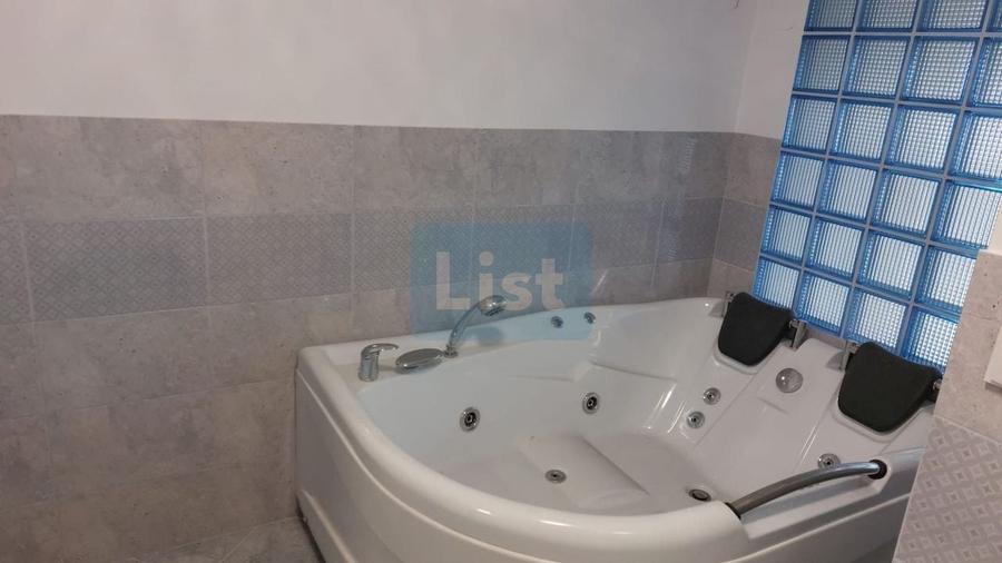 Casă cu 9 camere cu Canalizare în Central