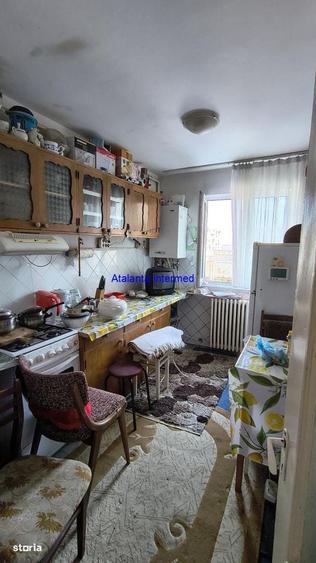Apartament cu 3 camere decomandat în CET