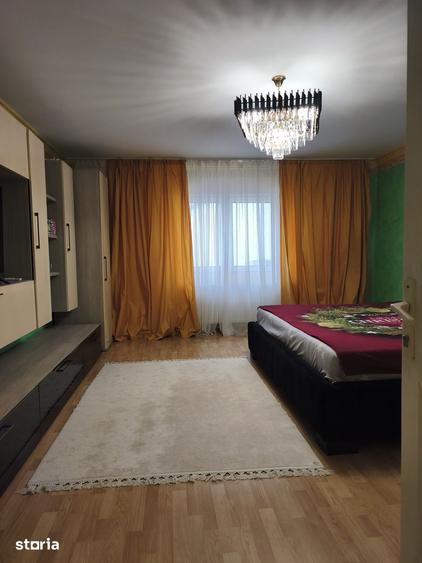 Casă cu 6 camere cu Teren 250 Mp în Tomis II