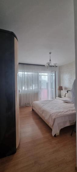 Apartament cu 3 camere decomandat în Tache