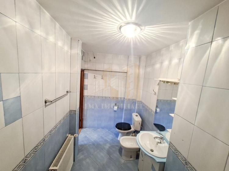 Apartament cu 4 camere semidecomandat în Triaj