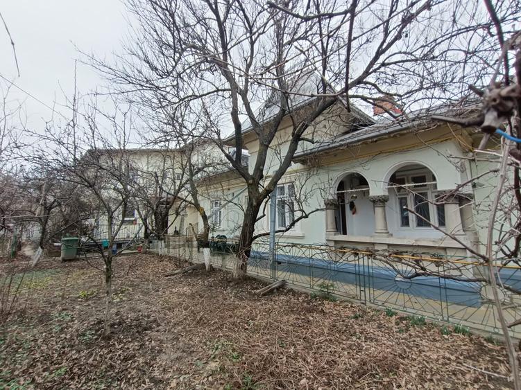 Casă individuală cu 8 camere cu Canalizare în Dămăroaia