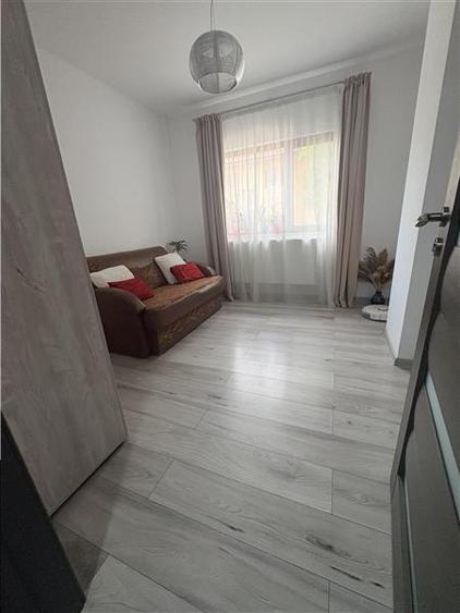 Apartament cu 3 camere decomandat, mobilat în Poarta 6