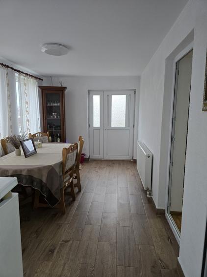 Casă cu 2 camere decomandat în Ciocârlia