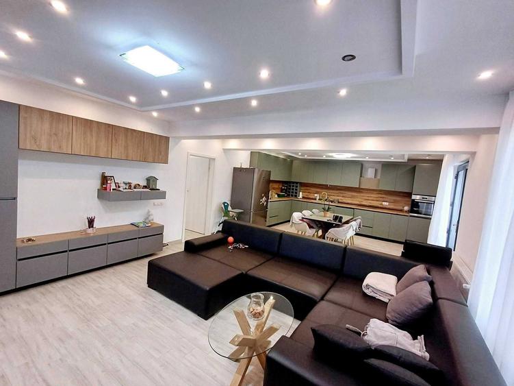 Casă cu 4 camere decomandat în Slătioara