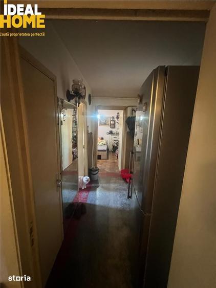 Apartament cu 3 camere semidecomandat în Podu Roș