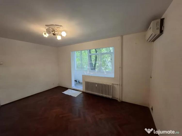 Apartament cu 3 camere semidecomandat în Apusului