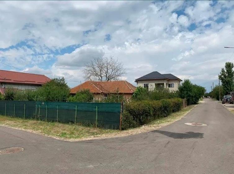 Casă cu 4 camere nedecomandat în Central