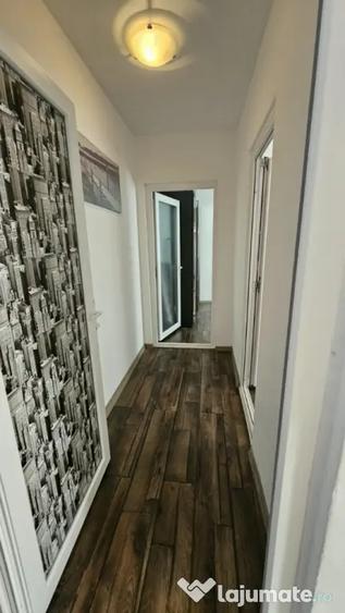 Apartament cu 3 camere semidecomandat în Tomis Nord