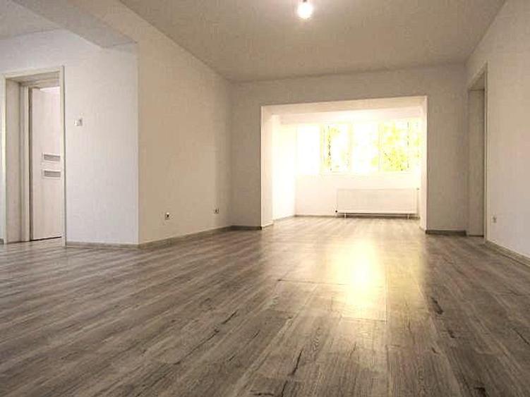 Apartament cu 4 camere decomandat în Micro 3