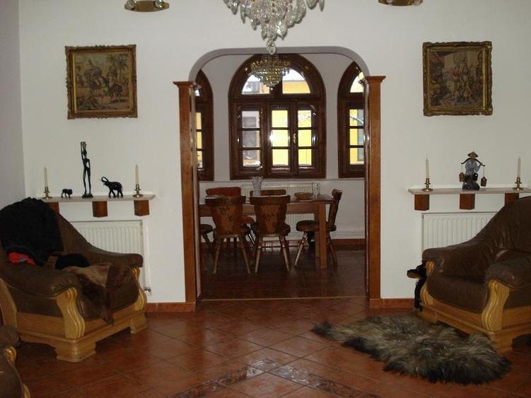 Casă individuală cu 9 camere cu Piscina în Central