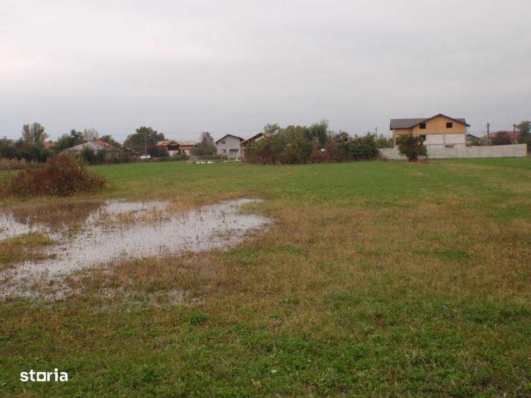 Teren de 4400 mp, în Boldești