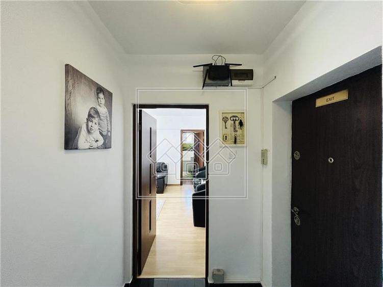 Apartament cu 3 camere semidecomandat în Turnișor