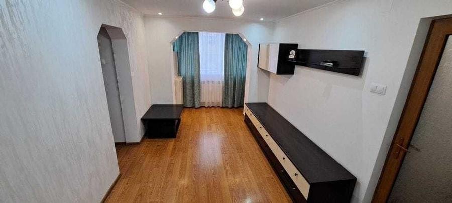 Apartament cu 3 camere semidecomandat în Viziru 1