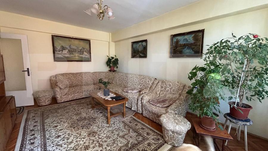 Apartament cu 4 camere decomandat, mobilat în Rogerius