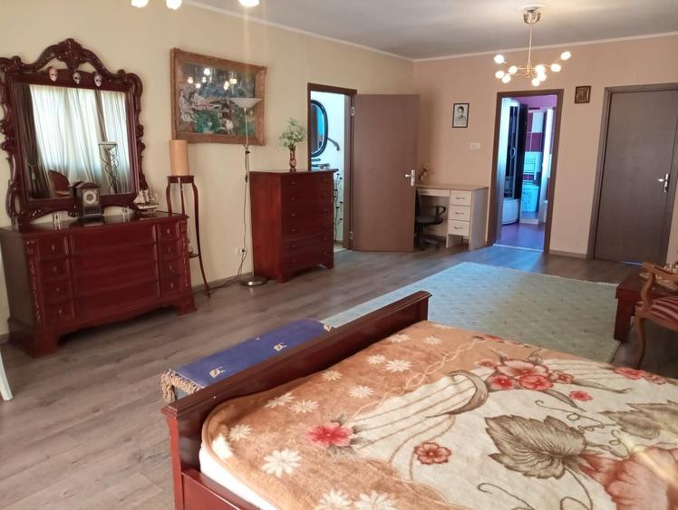 Casă individuală cu 6 camere cu Canalizare în Balotești