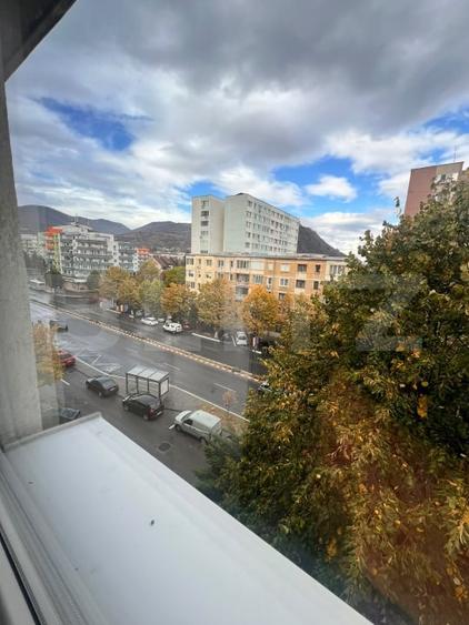 Apartament cu 4 camere decomandat, mobilat în Central