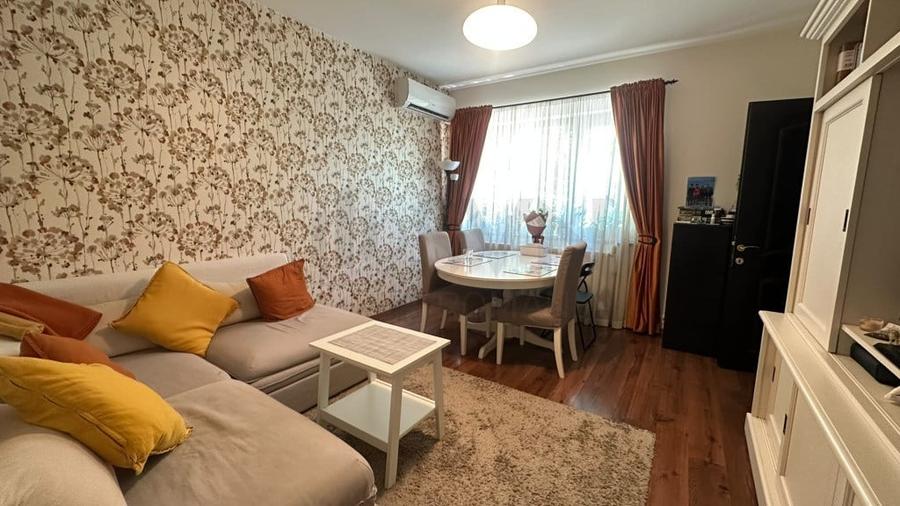 Casă cu 5 camere cu Teren 185 Mp în Vatra Luminoasă