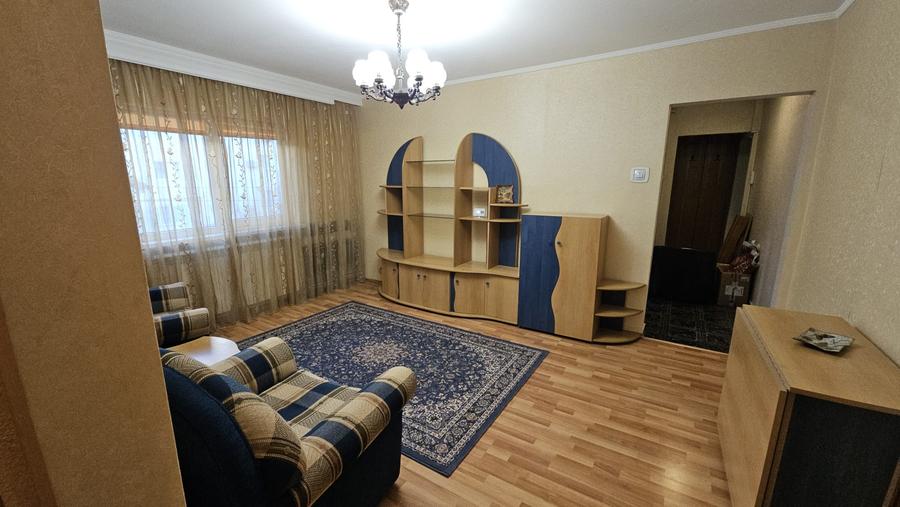 Apartament cu 3 camere semidecomandat în Far