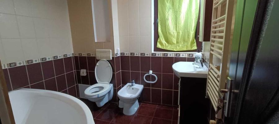 Apartament cu 3 camere decomandat în Vișan