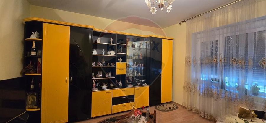 Casă individuală cu 8 camere cu Teren 650 Mp în Central