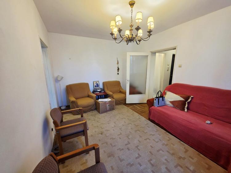 Apartament cu 3 camere semidecomandat în Democrației