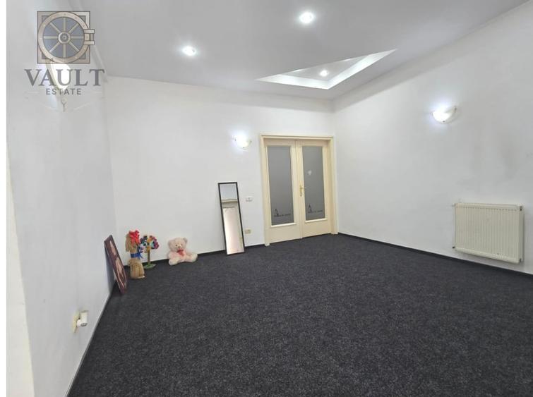 Apartament cu 4 camere semidecomandat, mobilat în P-ța Victoriei