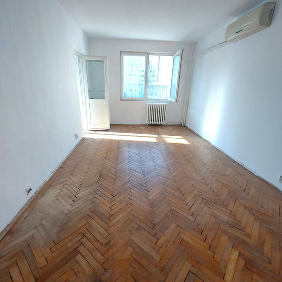 Apartament cu 3 camere decomandat în Vitan