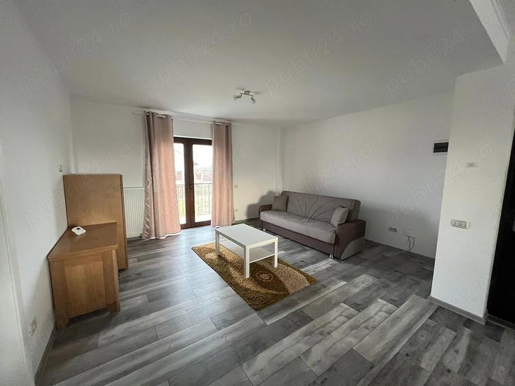 Apartament cu 3 camere semidecomandat în Giarmata