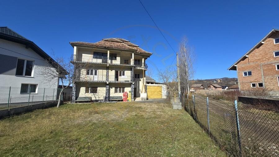 Casă individuală cu 7 camere cu Garaj în Călinești-Oaș
