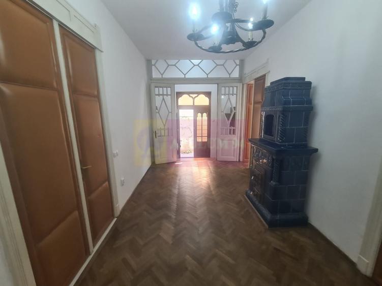Casă individuală cu 3 camere cu Canalizare în Central