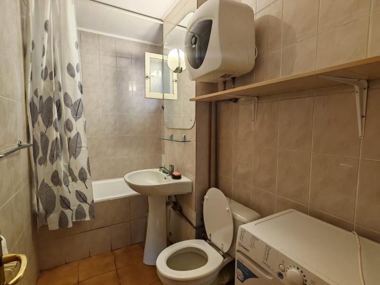 Apartament cu 3 camere semidecomandat în Colentina