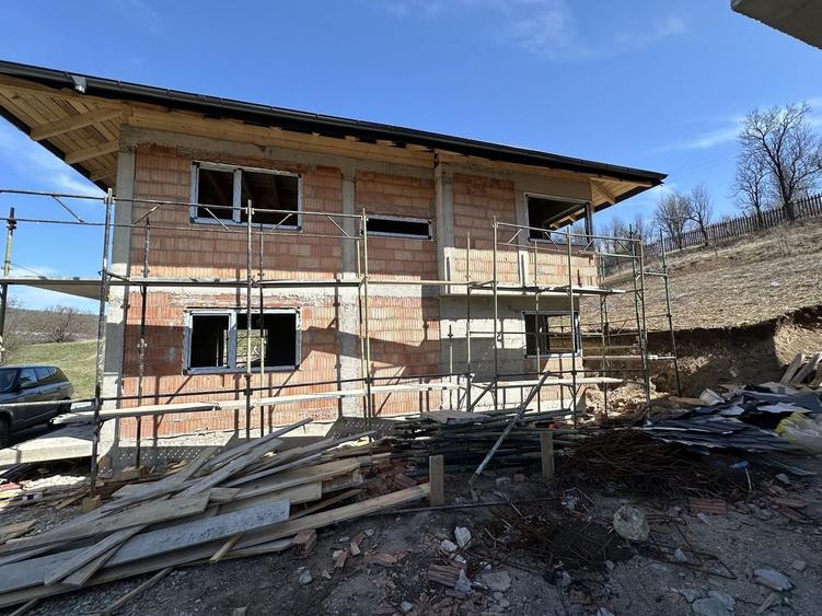 Casă cu 4 camere cu Canalizare în Suceagu