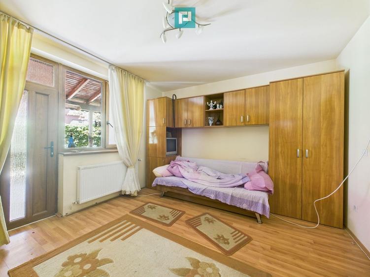Casă individuală cu 8 camere cu Canalizare în Mehala