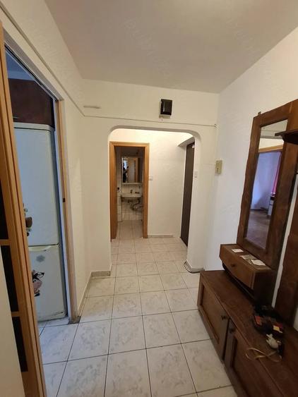 Apartament cu 3 camere semidecomandat în Govândari