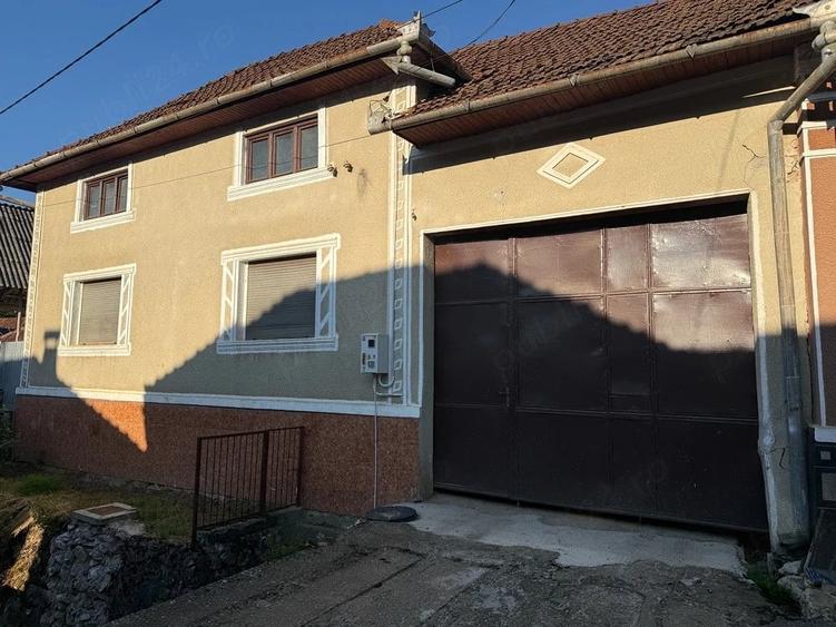 Casă cu 5 camere cu Teren 1000 Mp în Izbuc