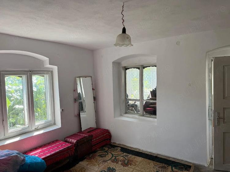 Casă cu 4 camere cu Teren 1900 Mp în Telești