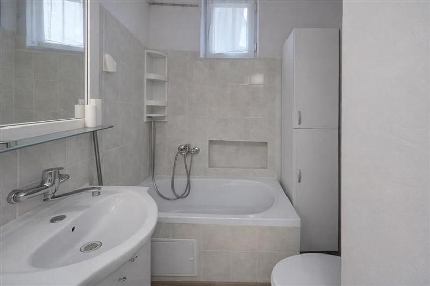 Casă individuală cu 2 camere cu Canalizare în Centrul Istoric