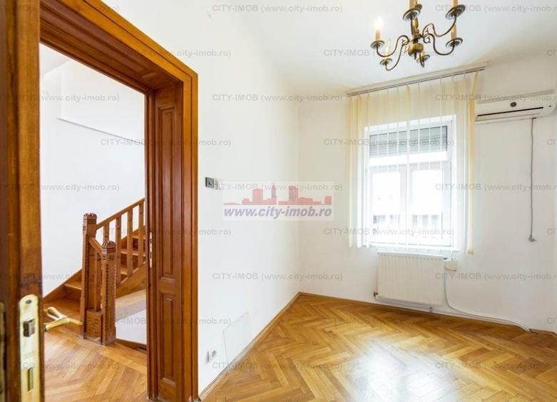 Casă individuală cu 5 camere decomandat cu Canalizare în Dorobanți