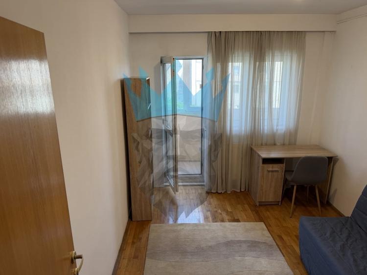Apartament cu 3 camere semidecomandat, mobilat în P-ța Romană