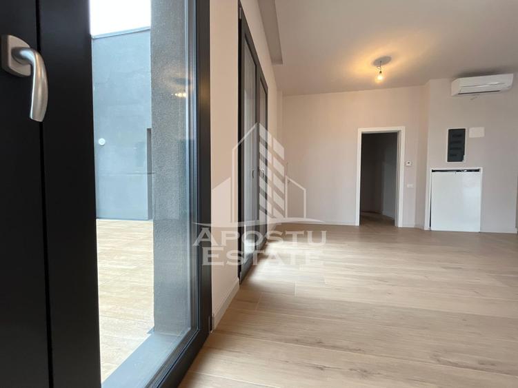 Penthouse cu 4 camere semidecomandat în Torontalului