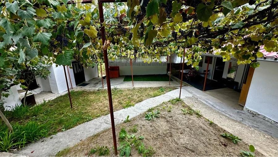 Casă cu Teren 1000 Mp în Podeni