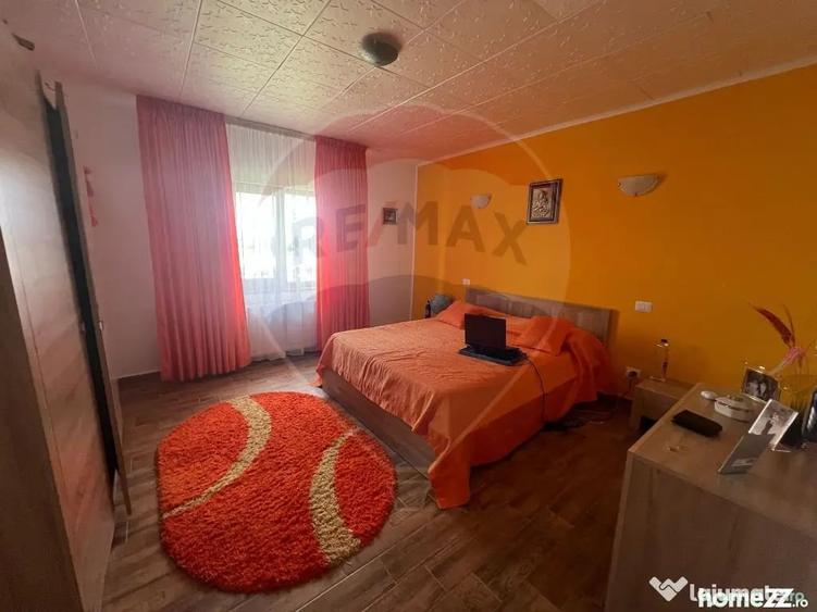Casă cu 7 camere cu Teren 983 Mp în Garoafa