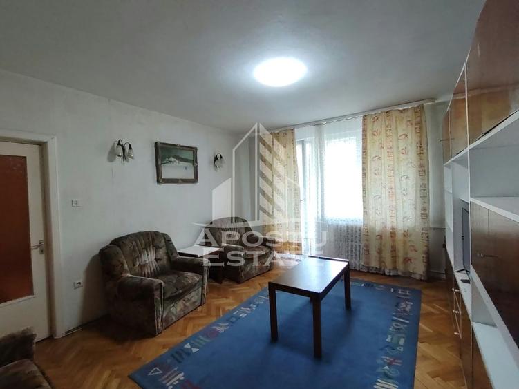 Apartament cu 3 camere semidecomandat, mobilat în Central