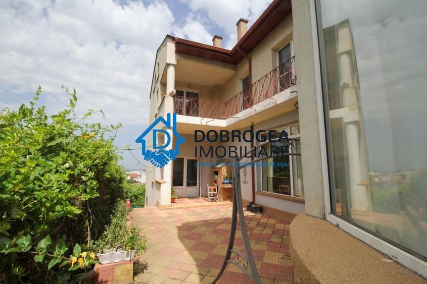 Casă individuală cu 8 camere cu Canalizare în Central